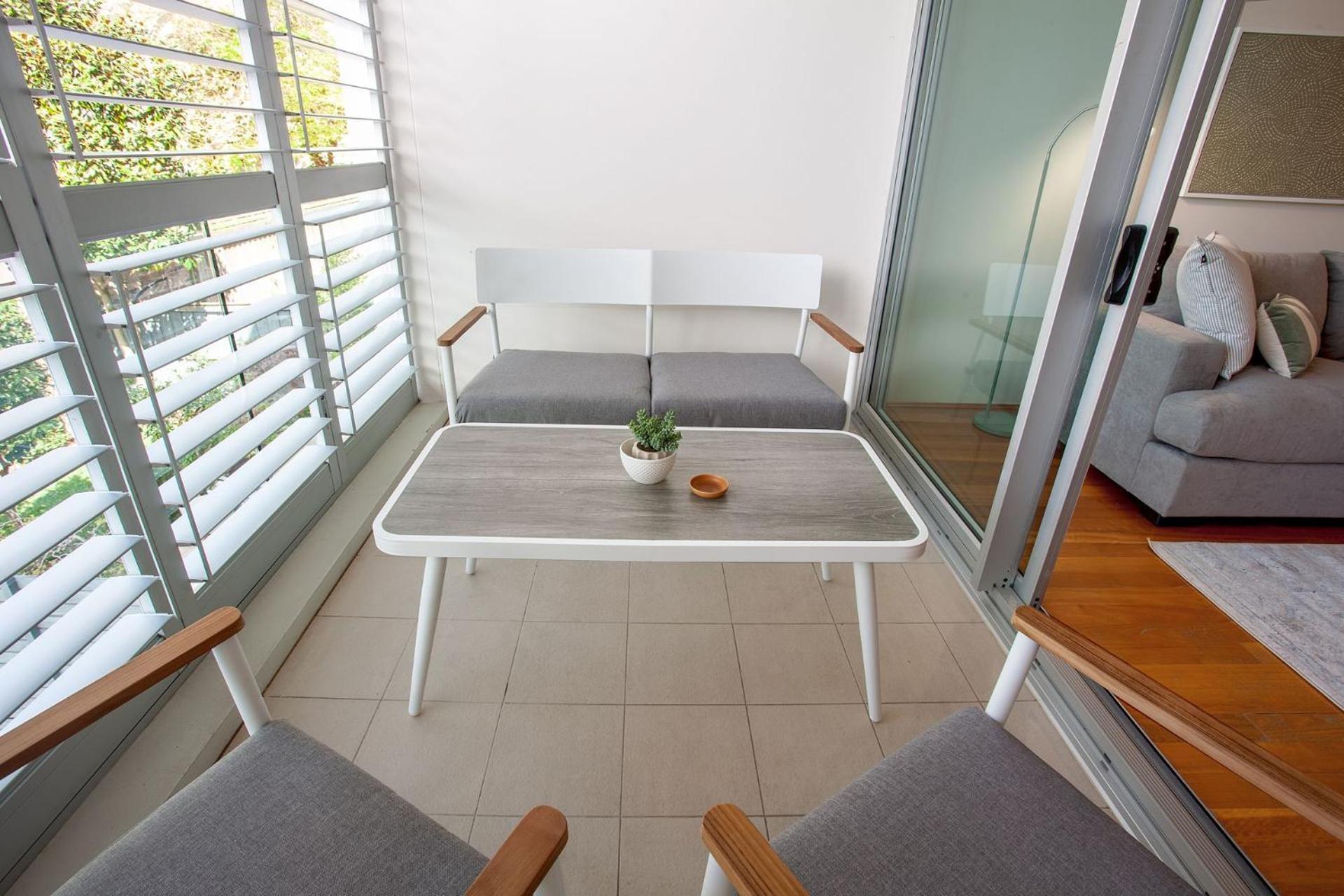 Slow Beam, Bondi Isyd Apartment