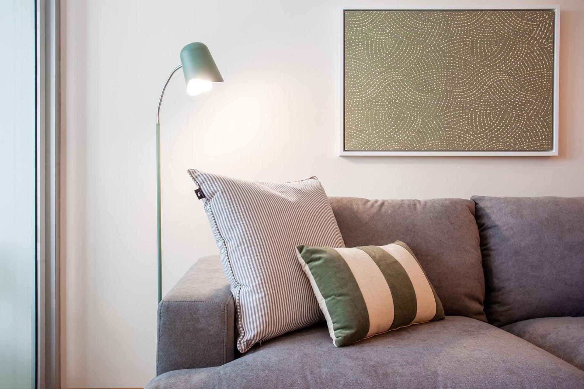 Slow Beam, Bondi Isyd Appartamento